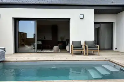 Image de 766 - Maison moderne avec piscine privative.