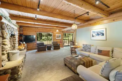 Image de Liberty Lodge - Spacious Log Cabin with Private Hot Tub, Bunk Room, in Lower Tahoe Donner