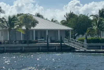 Image de Spacious 4-bedroom house with WiFi, Ac, & Filtered Water. 40ft floating Dock.