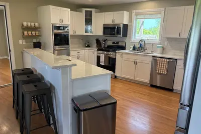 Image de Family-Friendly Lake Champlain Retreat with Lake Access and New Hot Tub