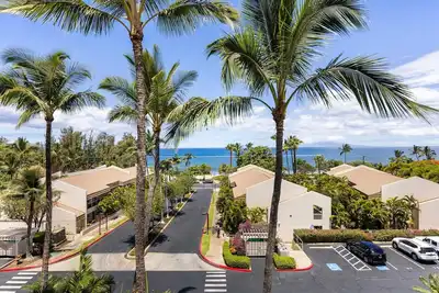 Image de Experience luxury in a spacious 900 sq ft condo in South Kihei, featuring 2 bedrooms with king beds