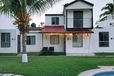 Image de 4 bedroom house with swimming pool in Ixtapa