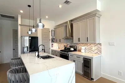 Image de New Modern 4 bedroom Home, minutes walk to Downtown Houston