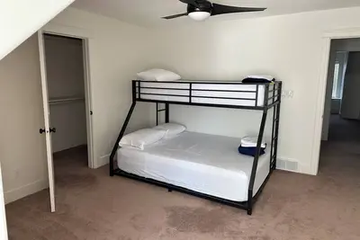 Image de Spacious 5-bedroom house with WiFi, Ac in amazing Raymond