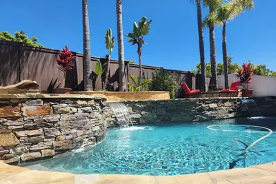 Image de Soak in the sun with an outdoor entertainment area/pool/spa in relaxing Carlsbad