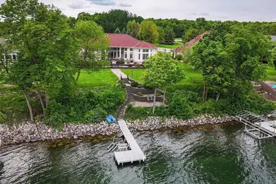 Image de \"The Luxe\" on Lake Carlos