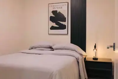 Image de Minimalist Basement Suite