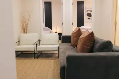 Image de Minimalist Basement Suite