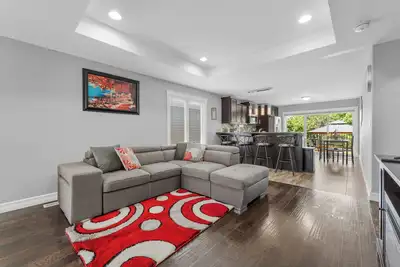 Image de Modern Getaway In Amherstburg  | Wine, Style & Relaxation