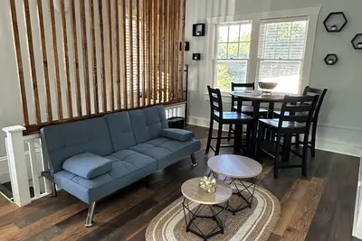 Image de A Cozy & Charming 2 bedroom Apartment in Historic Downtown Deland.