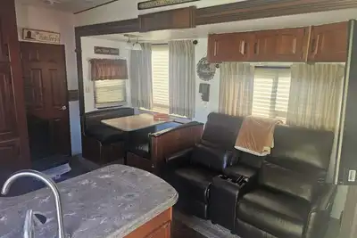Image de Cozy 2-bedroom, 1. 5 bath Rv with outdoor kitchen, 3. 5 miles from Wolf Creek Dam