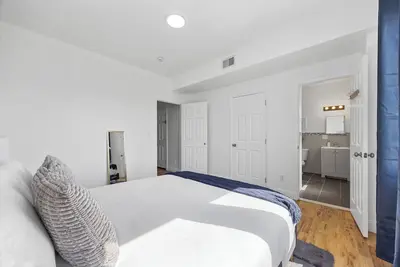 Image de Terrific 8-bedroom apartment with Ac in Newark