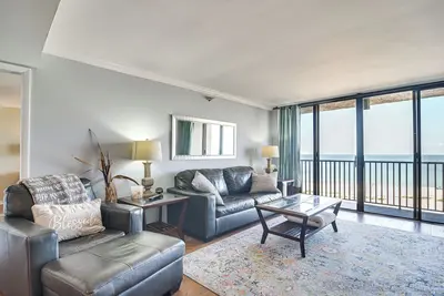 Image de Walk to Beach & Eats: Condo w/ Pool in Clearwater!