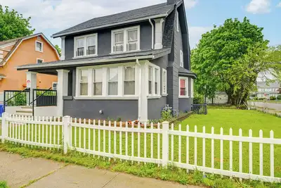 Image de 3 Mi to Nassau Coliseum: Spacious Hempstead Home!