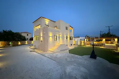 Image de Sea front retreat! 360 views, top floor, luxurious spaces, unique Bbq area.