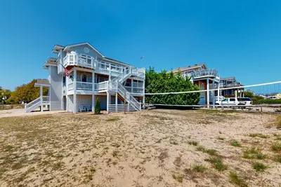 Image de Dog-friendly resort house with lighthouse views, pools, & private hot tub