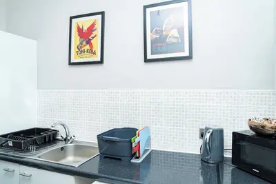 Image de 2bd | Ocean Terminal | Tram to Airport | Sleeps 4