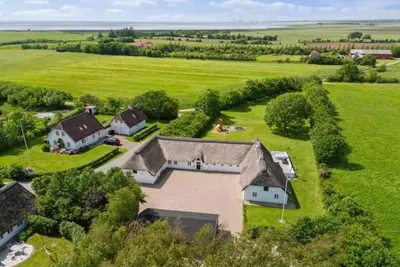 Image de Time out in the 400-year-old farm