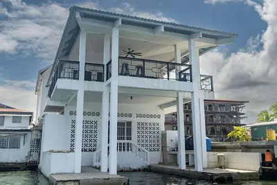 Image de Luxury house 5 Bedrooms + 4. 5 Bathrooms/ ocean front in Isla Colon Bocas del Toro🏖️🌊