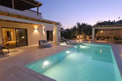 Image de Villa Ephelia, calme et détente dans l'oliveraie, avec piscine et vue mer