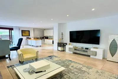 Image de Villa moderne à Benahavís avec piscine privée