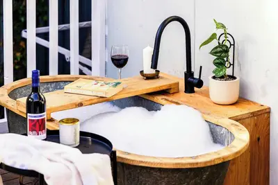 Image de Eclectic Cosy Bathhouse | Couples Retreat in Blair