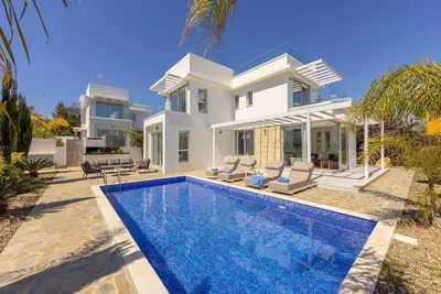 Image de Discover your perfect getaway at this stunning 3-bedroom villa in Cape Greko, Famagusta, Cyprus.