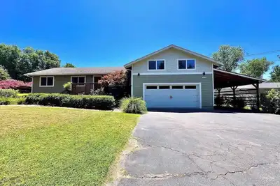 Image de Dream Backyard Family home-Swim Spa-Gym-Ev Charging