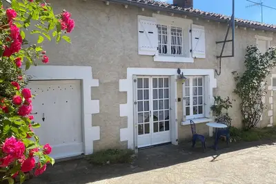 Image de Cosy cottage with beautiful valley view, garden & pool.