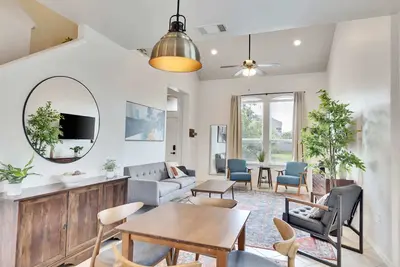 Image de Luxury 4br/2. 5ba Home | Ev Charger | Pool Access