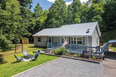 Image de Pet-Friendly - Fire Pit - Chained Fence Pet Area