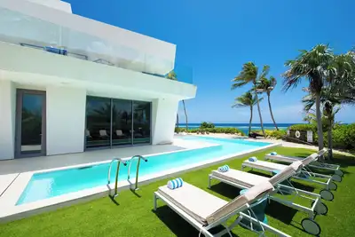 Image de Olympus: Luxe Villa w/ Designer Pool, Private Beach & Rooftop Lounge w/ Panoramic Views