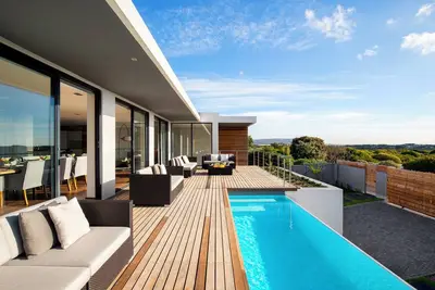 Image de Waterline - A modern and minimalist 4 bedroom designed with comfort in mind