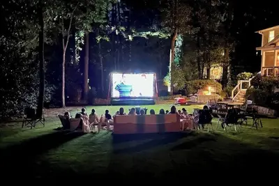 Image de Spacious 4br/3ba Home for 12, Private Outdoor Movie, Fast Wifi & Equipped Kitchen!