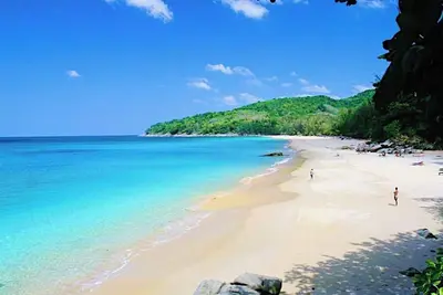 Image de Appartement 2 chambres de 120 m² en bord de mer avec piscine privée sur la magnifique plage de Naithon