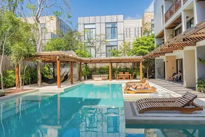 Image de Jungle Vibes 2br w/ Concierge, Pool, Balcony & WiFi