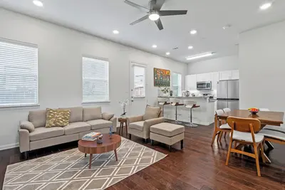 Image de Upscale Irving 3-Bedroom Townhome Retreat