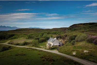 Image de Stone Cottage Skye - Cosy Coastal Cottage. Unique blend of Traditional & Modern.