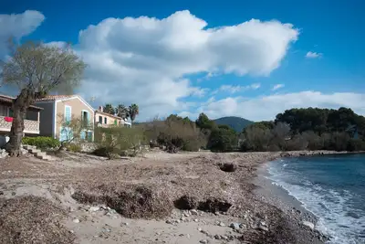 Image de Maison de vacances 'Es Port Nou - Casa En La Playa' avec vue sur la mer, terrasse privée et Wi-Fi