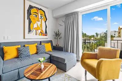 Image de Bright coastal condo with pool access, private balcony & fast Wi-Fi