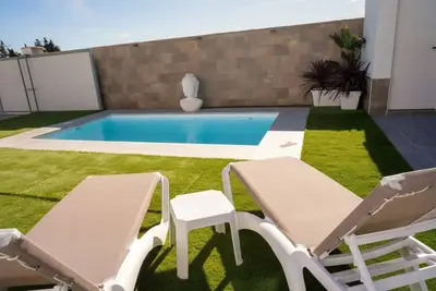 Image de Encantador Chalet con Piscina y Terraza Soleada cerca del Mar en Conil