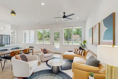 Image de Multilevel spacious home with water access, full kitchen, balcony and Bbq