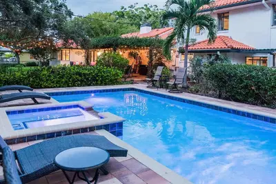 Image de 4/3. 5 Heated Pool Home Close to Everything!