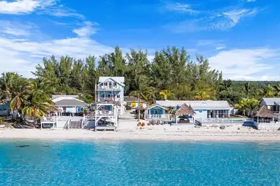 Image de The Paradise. Beachfront property with a pool; accommodates 14 guests.