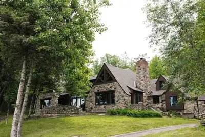 Image de Luxury Lake Belle Taine retreat with private beach, sauna & four-season fun.