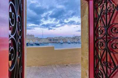 Image de Maltese Maisonette in Historic Isla with Sea Views