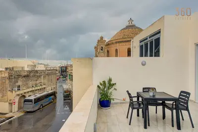 Image de Penthouse in Mosta with city views & terrace!