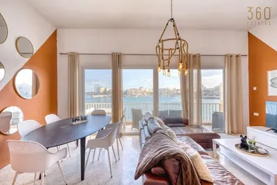 Image de Seafront 2br home with private balcony, Ac & Wifi