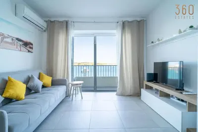 Image de Peaceful Seafront 3br Apt with Balcony!