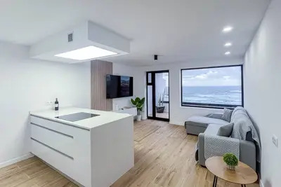 Image de El Bunker Luxury Suite en Playa del Hombre con vista al mar